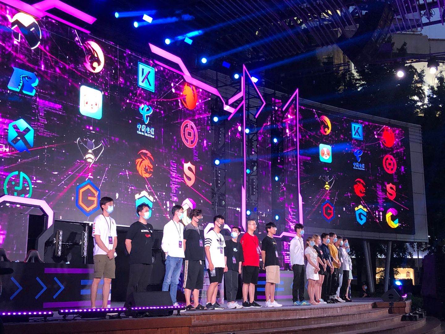 间的默契配 间的默契配